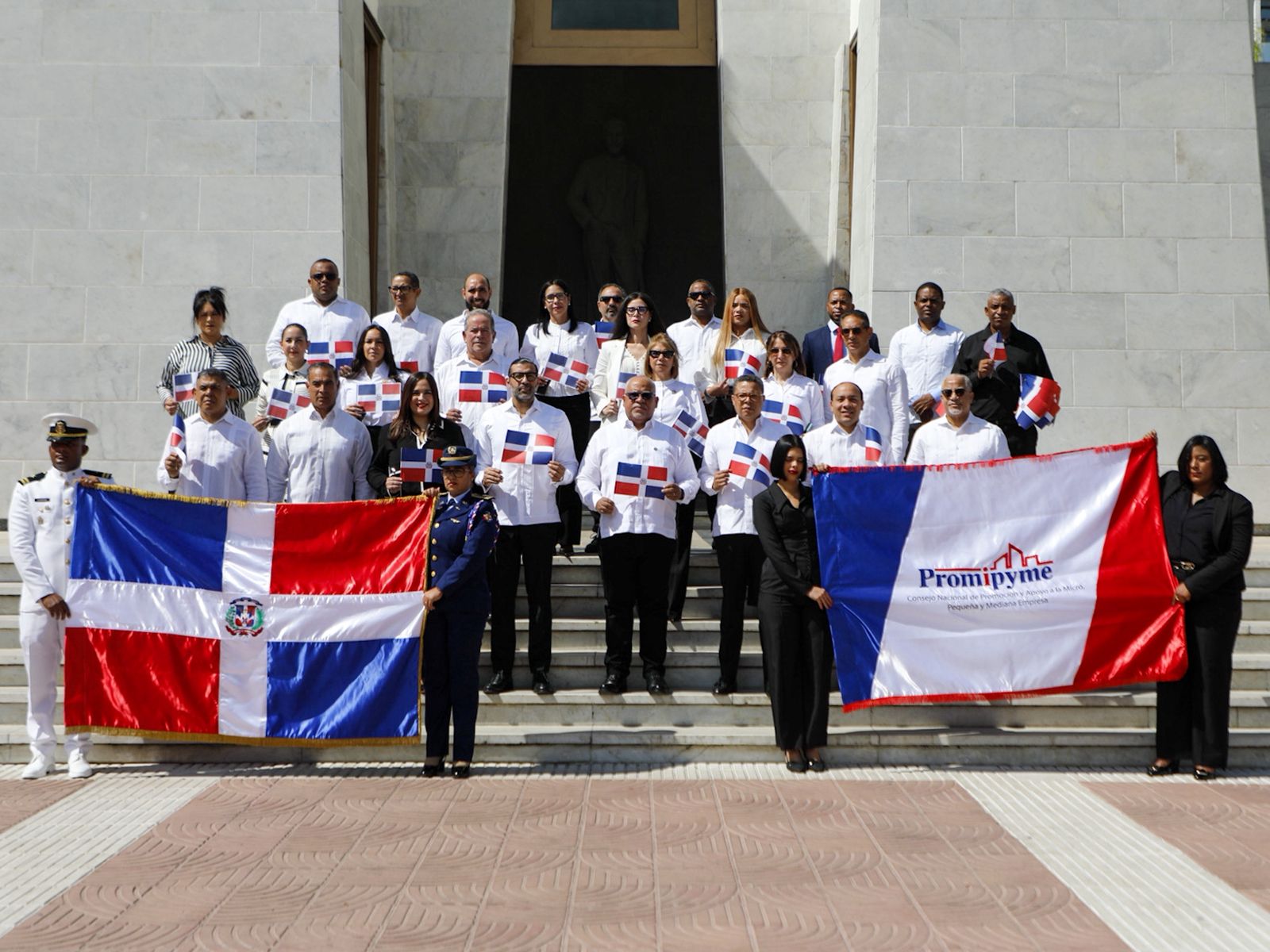 Promipyme deposita Ofrenda Floral en el 182 aniversario de la Independencia Nacional